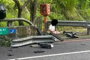 國6驚見詭異車禍！休旅車撞護欄懸空　駕駛路邊盤腿打坐