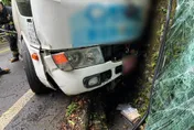 驚險！　平溪小巴撞山壁　駕駛受困、乘客臉部擦傷