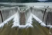 滿水位限定！鯉魚潭鋸齒堰溢流2個月　 創5年最久紀錄