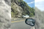 台九線大武段土石坍塌！小客車慘遭落石亂砸阻路
