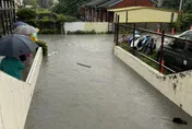 影/彰化豪雨釀災！埔心社區停車場變泳池　二林貨車墜天坑