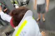 黃敏惠慰問市民突「踩到水溝蓋滑倒」重摔！安全帽噴飛