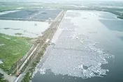 影/怒吼的空拍！和山光電場「鬼剃頭」泥流　光電浮板變海廢