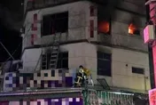 高雄民宅晚間爆惡火！54歲男子困3樓陽台　火勢迅速蔓延