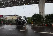 驚險！國1南崁北上入口聯結車撞路肩「半輛懸空」