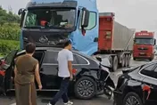 有夠衰！陸迎親車隊等紅綠燈…突遭大貨車「碰」衝撞多人傷