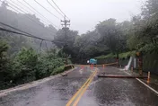 台中雨不停「路基掏空折斷電線桿」　新社區豐埔產業道路雙向中斷警封路