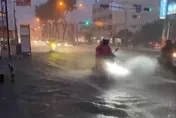 影/台中烏日大雨成災！晚間民眾開車掀浪花　水深達腳踝