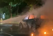 台東晚間爆恐怖火燒車！縣議員楊秋珍座車「燒成火球」