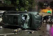 影/台中南區「大雨炸起人孔蓋」轎車慘翻　駕駛腰椎骨折送醫