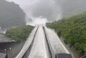 影/震撼！大雨讓蓄水暴增　曾文水庫「洩洪」畫面曝