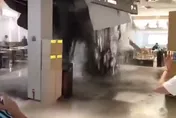 影/暴雨襲重慶！商場塌漏「黑瀑布」狂瀉　社區保全被沖走罹難