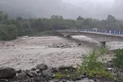 影/高雄山區暴雨！荖濃溪暴漲淹路面　南橫小心滾滾泥流