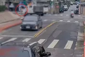 影/直擊！北投75歲婦人走斑馬線　遭左轉貨車撞死
