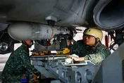 漢光41號演習　天劍二型飛彈機腹裝掛作業曝光！