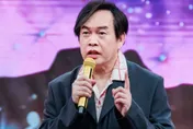 康康錄影「演過頭」突激動敲地板　手痛垮臉問：在笑什麼？