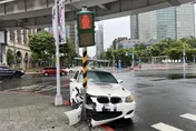 影/板橋車站前BMW撞斷號誌桿　駕駛竟無照