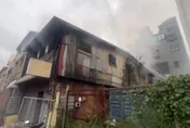 影/台中東區生薑倉庫竄濃煙！火勢波及3棟建築幸無人傷亡