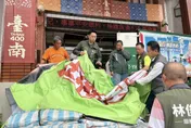 被酸「拆你帆布去救災」！林俊憲真的拆了　百面帆布運送災區遮屋頂