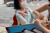 罷免又傳全武行　罷團志工手機拍攝情緒激動民眾釀衝突