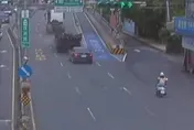 影/新北秀朗橋上車「車頭與拖車板分離」　後方轎車急閃