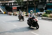 騎士等99秒紅燈滑手機　鄰車好心提醒「有警察」險噴1千