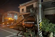 影/慘！休旅車遭撞翻「乘客滿臉血」　早餐店被毀「駕駛腸破裂」