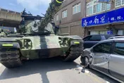 國軍又撞了！CM-11戰車跨分向線擦撞對向轎車