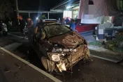 台南慘烈車禍！　車半毀...1人甩路邊慘死