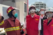 直擊/高雄首座超級電池廠大火15人送醫　陳其邁：全面停工