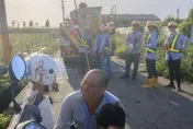 影/7天沒見了！妻騎車載2兒探班台電爸　電桿下感人重逢