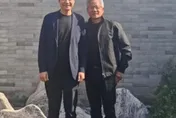 太愛這造型！黃仁勳訪北京　大熱天仍「招牌皮衣」與雷軍合影