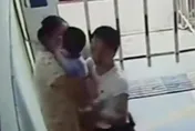影/陸1歲男童遭鄰居怪大媽「強吻」　當晚高燒確診水痘