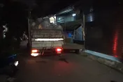 影/導航惹禍！台中垃圾車「鑽進窄巷」擦撞貨車糗卡住