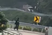影/武嶺觀景台前溜滑板　男2度前空翻狠摔