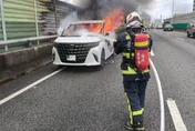 影/驚悚！台74線驚見「89運兵車」狂燃、正妹駕駛嚇壞