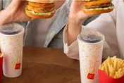 麥當勞外送飲料「杯蓋換紙封膜」爆網怒　業者：尚在試驗