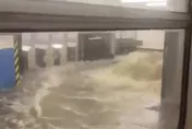 影/暴雨如明天過後！紐約地鐵冒湧泉　紐澤西多人受困車內釀2死