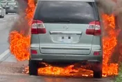 驚悚火燒車！高雄國道廂型車遭火舌吞噬　81歲駕駛及時逃出