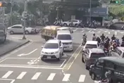 中和驚悚車禍！68歲婦開車猛撞煞不住　女騎士被拖行慘死