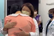 台電員工搶修電力遭電擊　黃敏惠探視擁抱家屬：盼他挺過難關