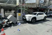 影/慘！新北三重「休旅車猛撞變電箱」釀停電、2人緊急送醫
