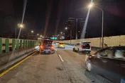 影/超誇張！市民高架快車道臨停撿東西　3車閃不過慘撞