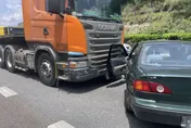 影/國1汐止段自小客變換車道釀禍　撞連結車幸無人傷