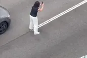 都演習了還拍！2女站高架橋中央擺pose拍照　目擊者超傻眼