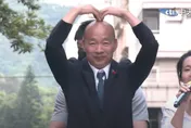 陪徐巧芯信義區車掃　韓國瑜對民眾比「大愛心」現超強親和力