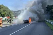 國1林口段火燒車！　小貨車謎樣自燃…駕駛、同事馬上閃