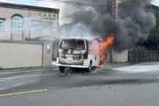影/驚險畫面曝！救護車成火球　技術員神救援助病患脫困