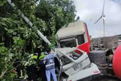 影/彰化工業區預拌車驚悚翻覆壓毀轎車！　3傷送醫