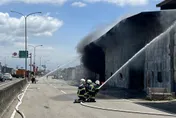新竹汽修廠爆嚴重火災！「全面燃燒」黑煙竄天　爆炸聲不斷
